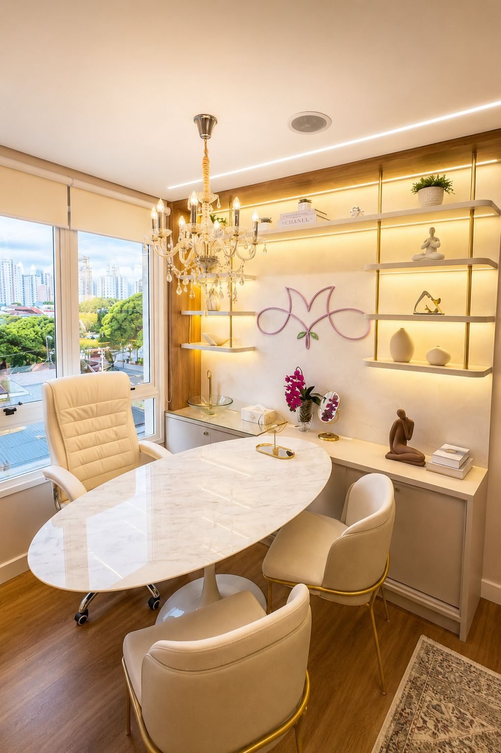 Consultório da Clínica Matria com mesa de mármore, lustre de cristal e estantes iluminadas